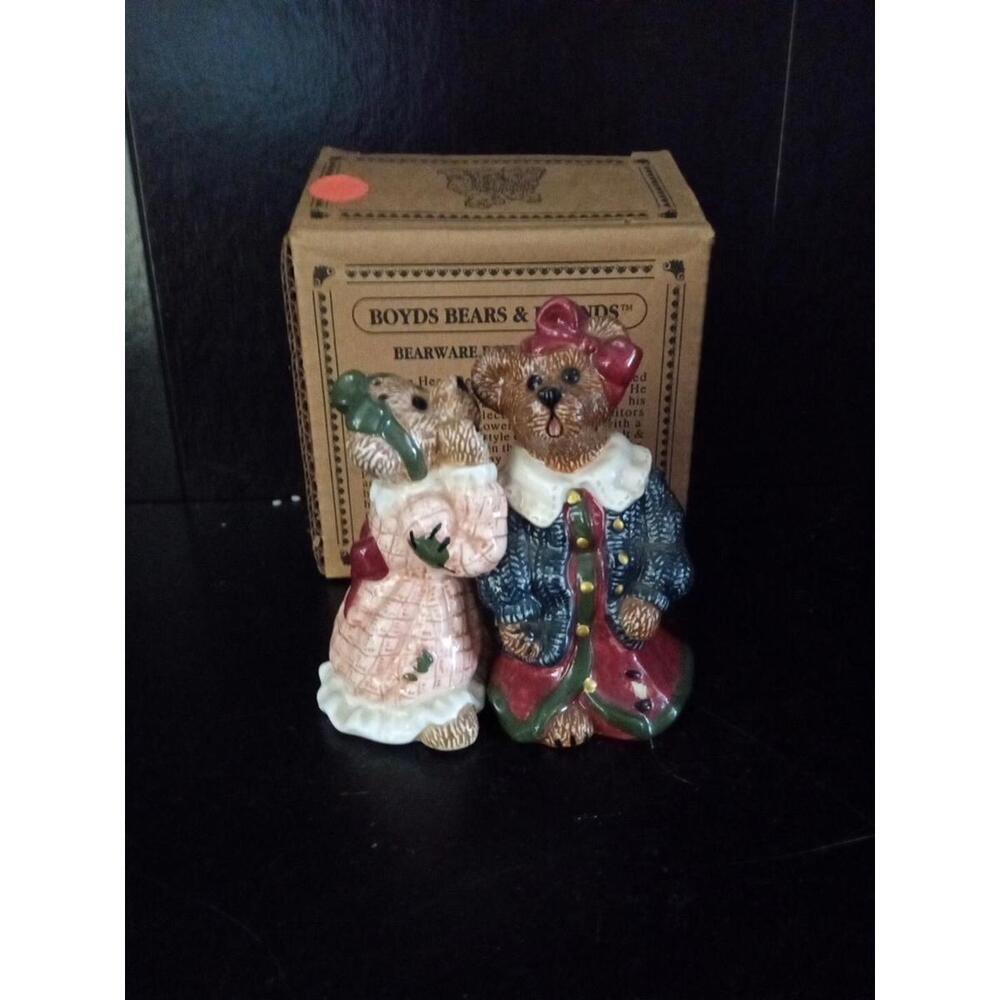 T8#135 Boyds Bears - 390021 Louella & Hedda... The Secret Salt/Pepper Shaker
